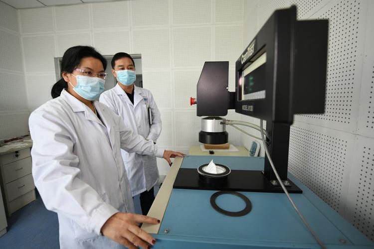2月16日,在陕西省医疗器械质量监督检验院医用防护产品实验室,检验